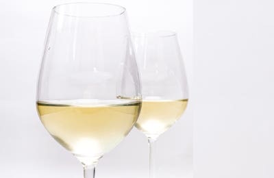 Copas de vino blanco crianza