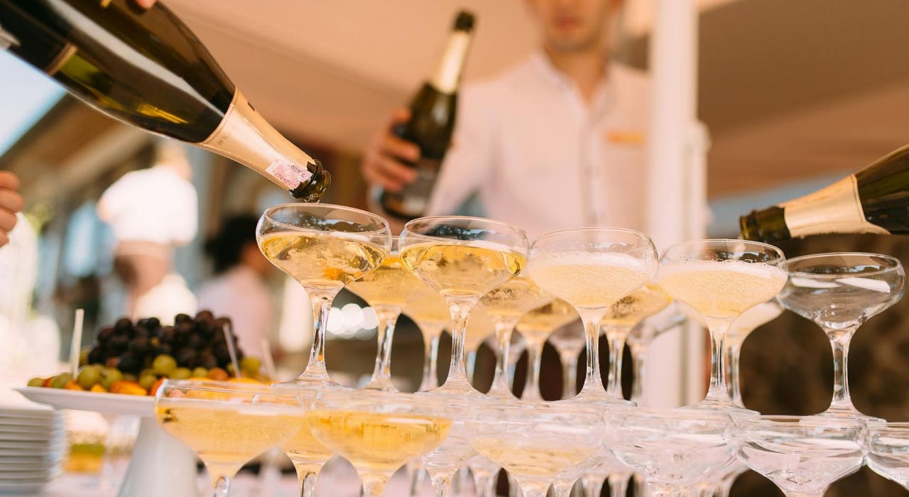 differences between cava and champagne