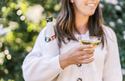 Copa de cava brut y mujer