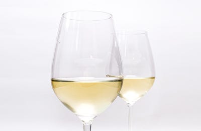 Copas de vino blanco