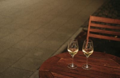 Mesa copas de vino blanco crianza