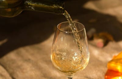 Servir vino blanco crianza