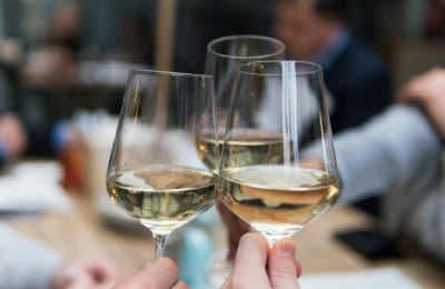 Copas de vino blanco