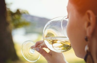 vino blanco crianza mujer